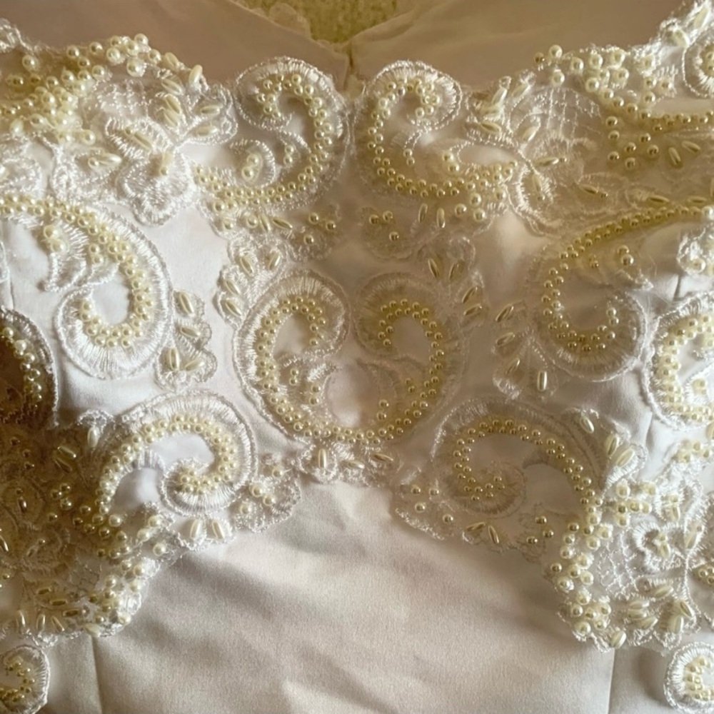 Elegant White Lace Wedding Dress by Amy Lee Hilton Bridal Size 4 - Picture 8 of 15